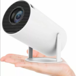 Mini projecteur blanc sur une main, design moderne et compact.
