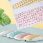Claviers et souris sans fil colorés sur un fond pastel.